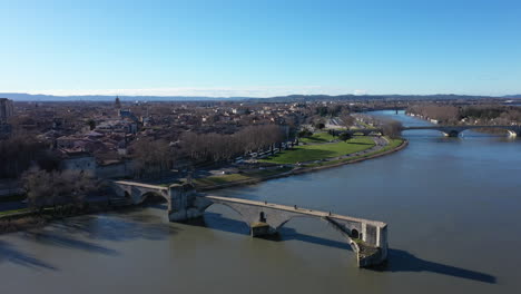 Pont-D&#39;Avignon,-Berühmte-Mittelalterliche-Brücke,-Frankreich,-Luftaufnahmen,-Sonniger-Tag,-Blauer-Himmel,-Rhône
